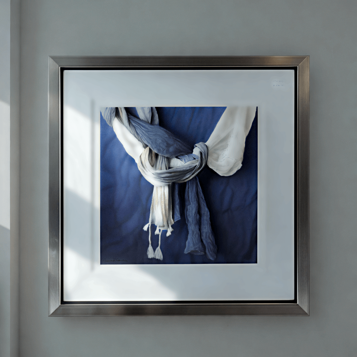 Marco Antonio Díaz - Obra Enmarcada: Bufanda Azul (65x65 cm) - Imagen 2