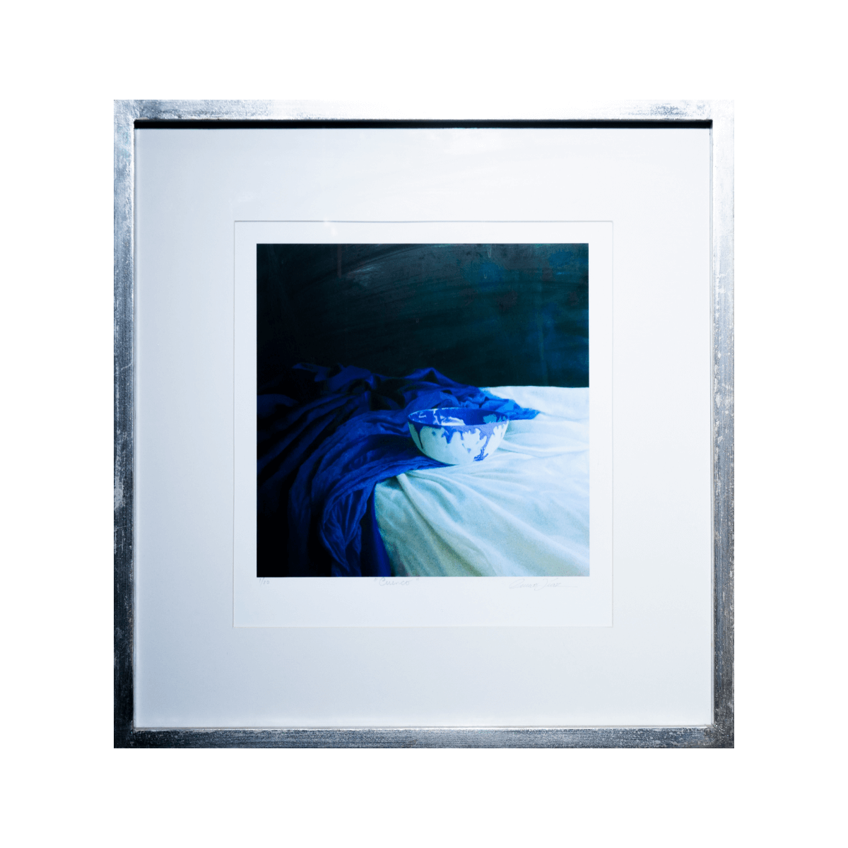 Serene Slumber - Fotografía de Bowl Azul (55.5x58 cm)