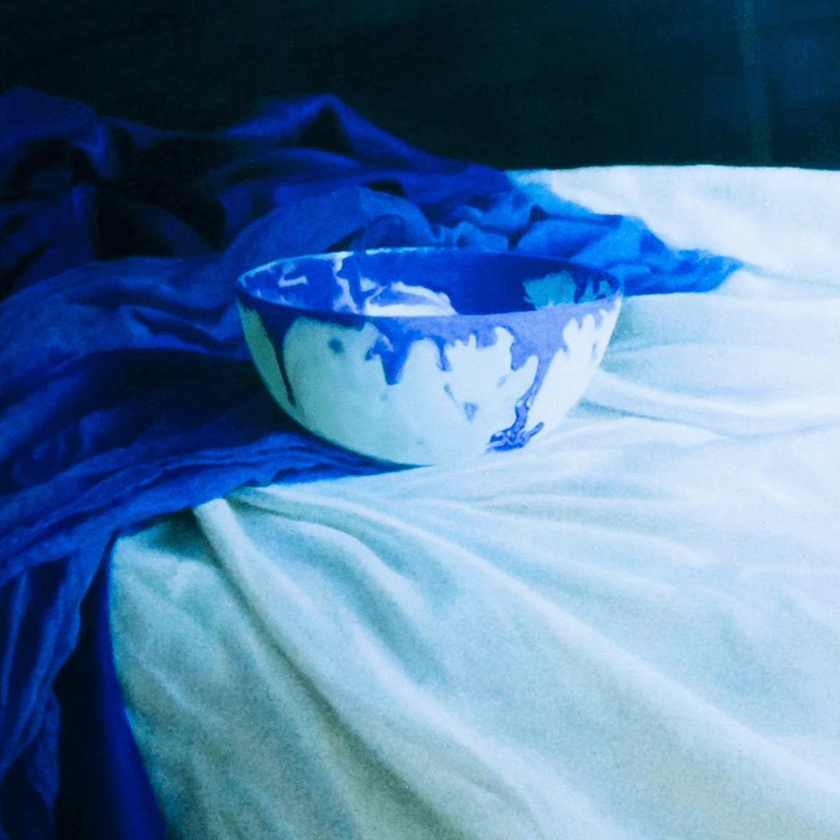 Serene Slumber - Fotografía de Bowl Azul (55.5x58 cm) - Imagen 3